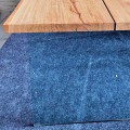 Holztisch auf Glaswangen mit Naturdesign